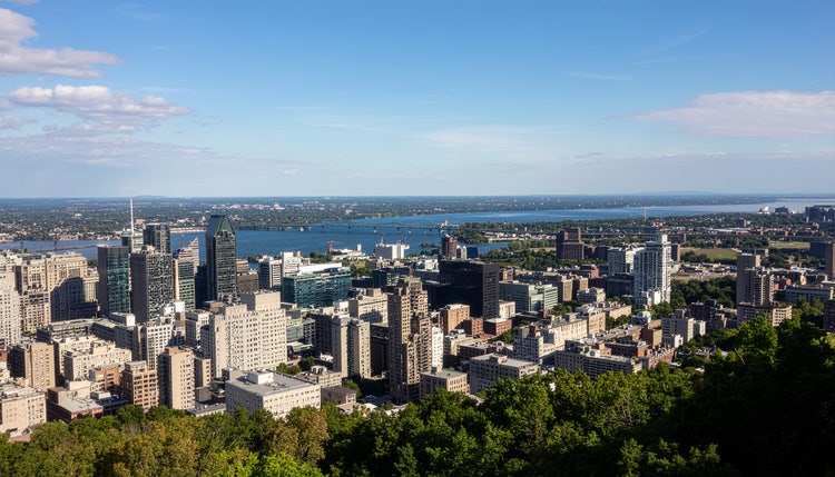 Panoramic view over the Montréal skyline from the Mount Royal lookout